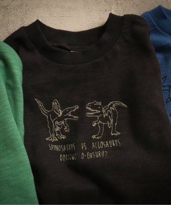 恐竜VS長袖Tシャツ