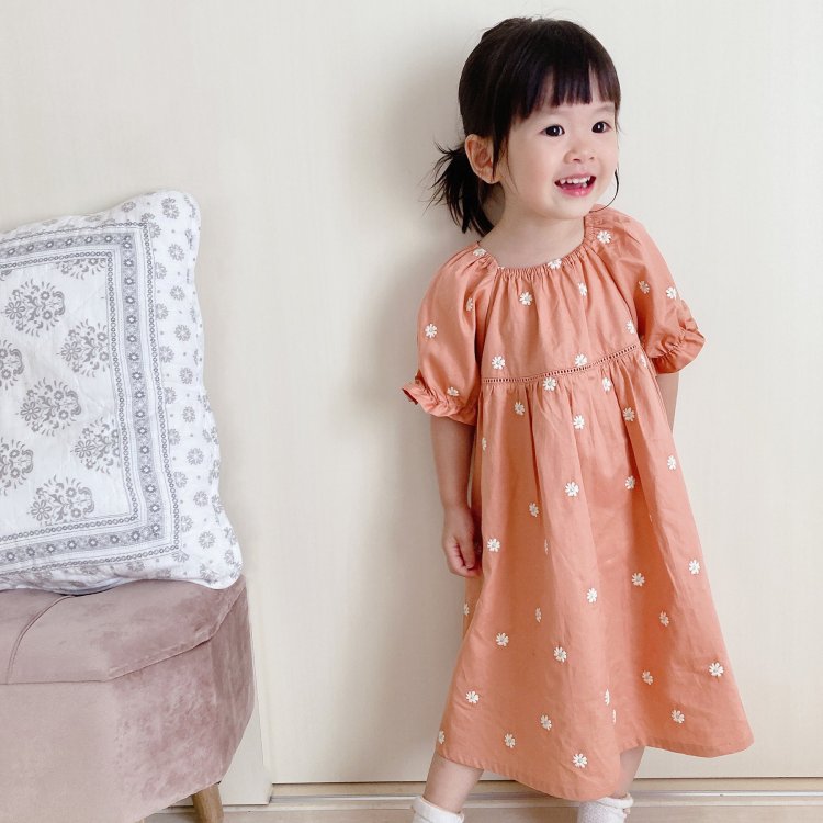 マーガレット刺繍うしろクロスワンピース Apres Les Cours アプレレクール Apres Les Cours アプレレクール 公式通販 マーガレット刺繍うしろクロスワンピース Apres Les Cours アプレレクール Apres Les Cours アプレレクール 公式通販