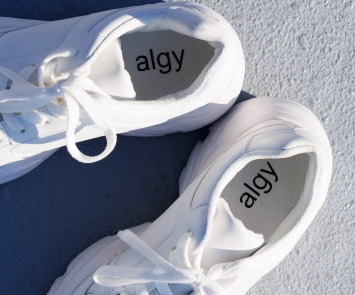 厚底スニーカーの置き画