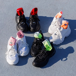 厚底スニーカーとデザインソールスニーカーと【抗菌防臭】ワンポイントロゴクルーソックスの置き画