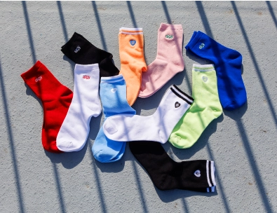 【抗菌防臭】ワンポイントロゴクルーソックスと【抗菌防臭】ハートロゴクルーソックスの置き画