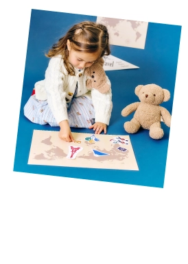 地図を見ているtiny bear モチーフカーディガンを羽織った女の子のコーデ画像