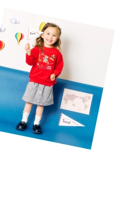 tiny bear 3柄CITYモチーフトレーナーを着用した女の子のコーデ画像