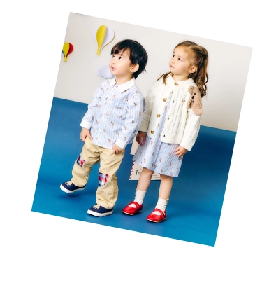 ストライプのシャツとワンピースをおそろいで着用した女の子と男の子のコーデ画像