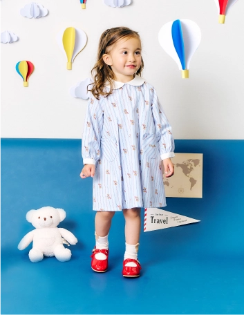 スマホだけに表示させる画像 tiny bear ストライプ＆チェックワンピースを着用した女の子のコーデ画像