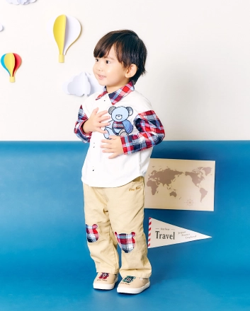tiny bear ストライプ＆パッチワークシャツとtiny bear モチーフ付きパンツを着用した男の子のコーデ画像