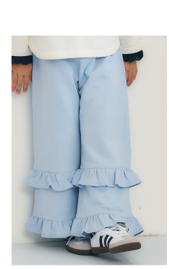おすすめボトムは ダブルフリルスウェットパンツ