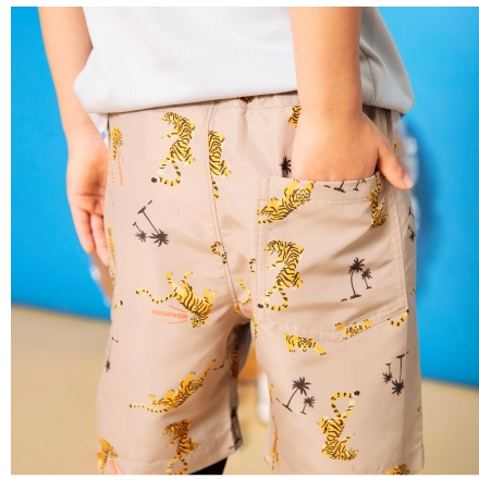 今っぽいトレンド感のある柄が特徴のスイムパンツ