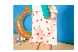 今っぽいトレンド感のある柄が特徴のスイムパンツ