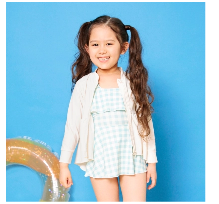 ペプラムのシルエットが可愛い前開きタイプのラッシュガード