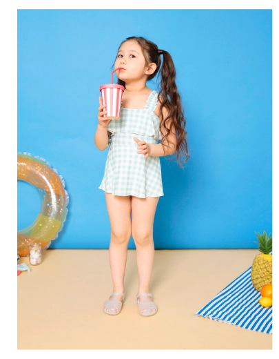 さりげないりぼんとフリルがポイントのワンピース水着