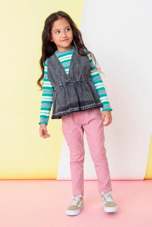 女の子のかわいいらくらくスキニーパンツの春コーディネート