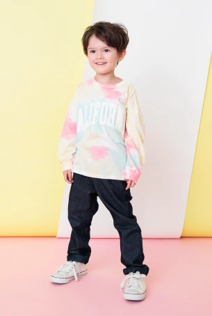 すぽ軽テーパードパンツの男児春コーディネート