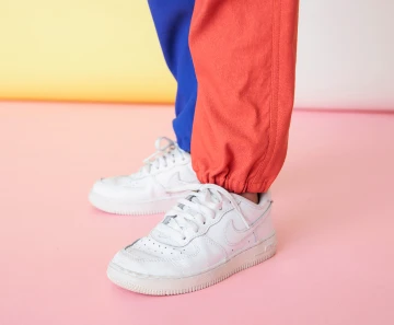 絞った裾がスポーティな子供用パンツ