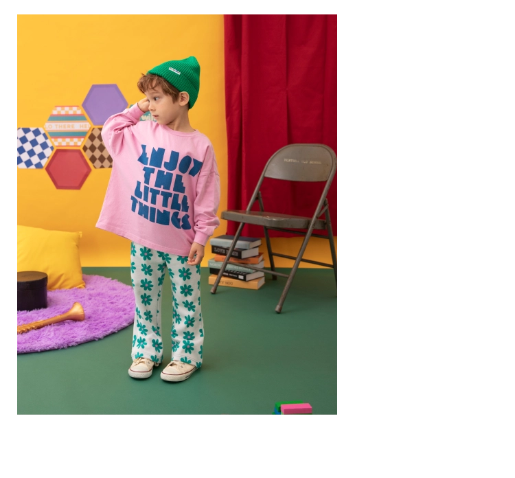 見ているだけで楽しい、ポップなカラー感のコーデ