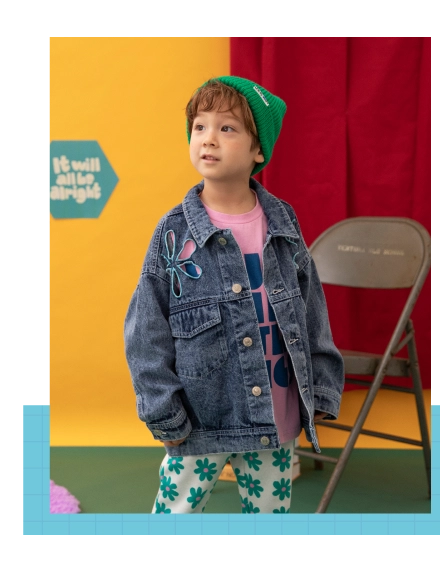 ポップなトップスにジャケットを羽織って