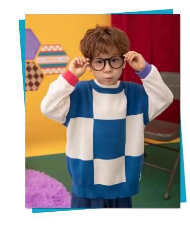 ベストとトップスのポップな組み合わせ