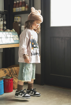 マペッツコラボキッズロンTを切る女の子のスタイリング2