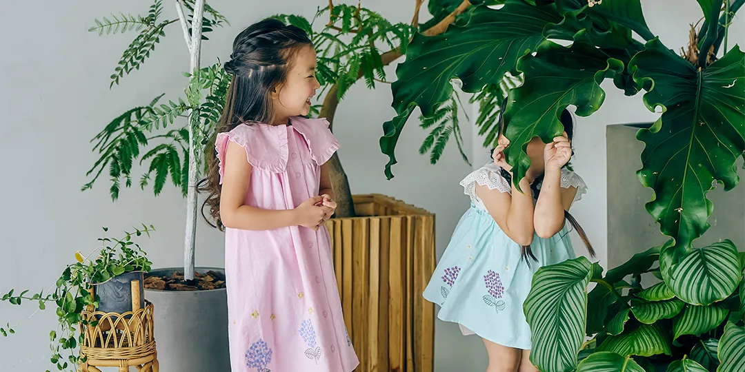 あじさい刺繡のアイテムを着用した2人の女の子のモデルの画像