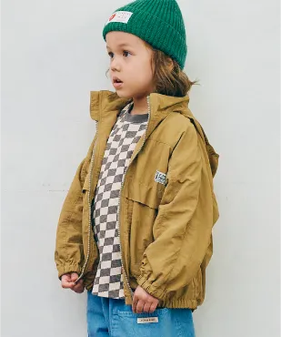 フードがしまえるマウンテンジャケット