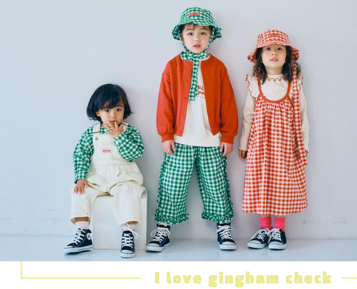 リンクコーデができるギンガムチェックのアイテムを着用したモデル画像です