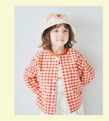 ギンガムチェックのシャツを着用した男の子モデルの画像