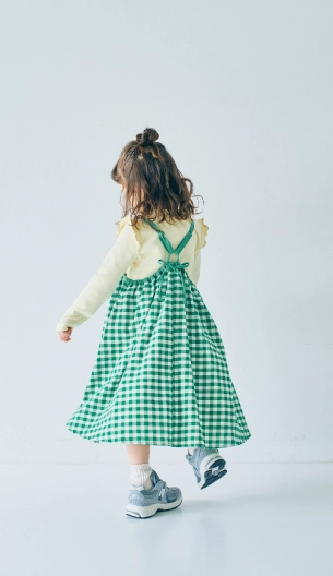 ギンガムチェックのワンピースを着用した女の子モデルの画像