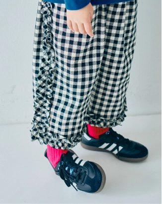 ギンガムチェックのズボンを着用したモデルの画像