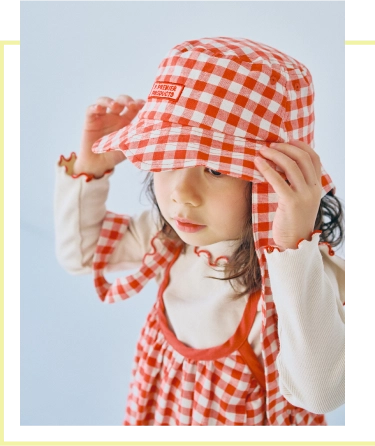 ギンガムチェックの帽子をかぶった女の子モデルの画像