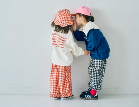 おそろいのギンガムチェックのズボンを着用したモデル2人の画像
