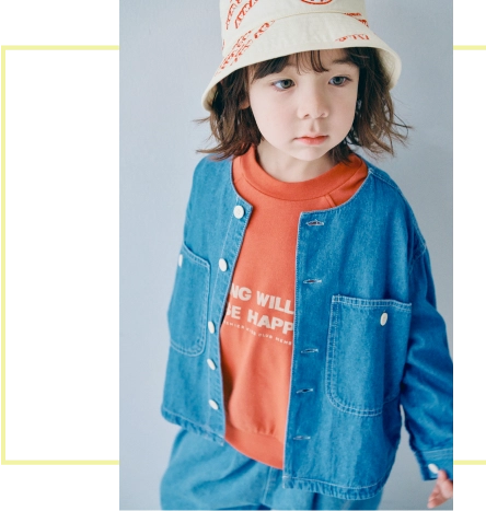 デニムのセットアップを着用した男の子モデルの画像