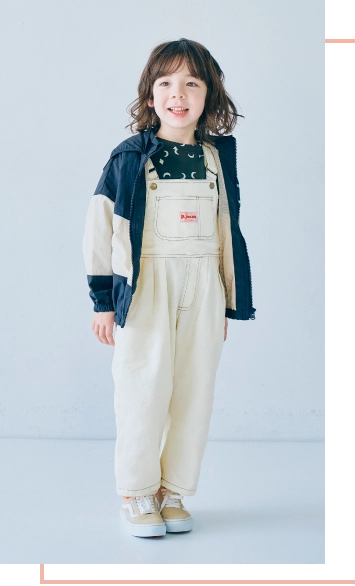 黒色のウィンドブレーカーを着用した男の子モデルの画像