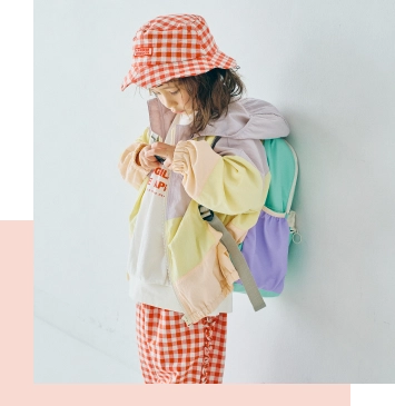 黄色のウィンドブレーカーを羽織った女の子モデルの画像