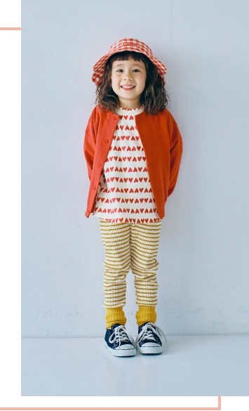 赤いカーディガンを羽織っている女の子モデルの画像