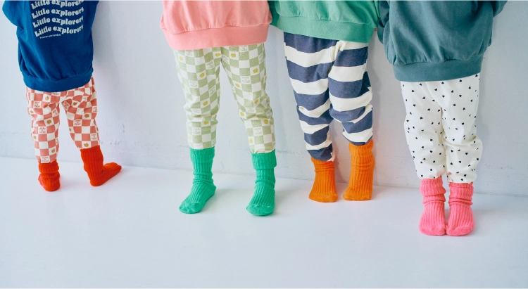 リブレギンスを着用した子供4人組の画像