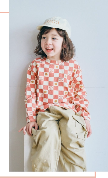 赤いシャツを着用した男の子モデルの画像