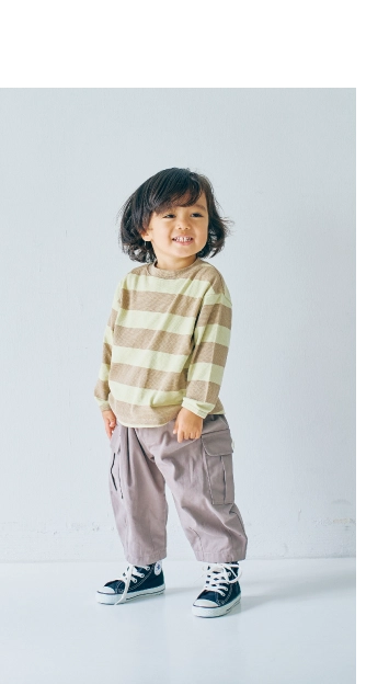 黄色いボーダーのシャツを着用した90cm男の子モデルの画像