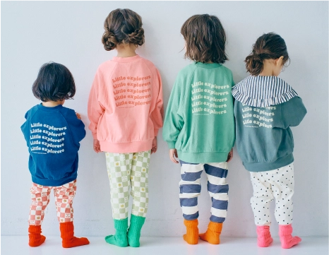 バックプリントのあるシャツを着用した子供モデル4人組の画像