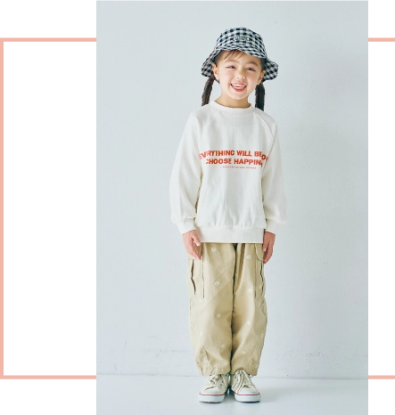 ギンガムチェックの黒い帽子と白地に赤文字でプリントされているシャツを着用している女の子モデルの画像