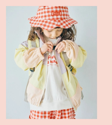 リュックを背負っている女の子モデルの画像