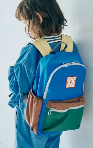 青いリュックを背負った男の子モデルの画像