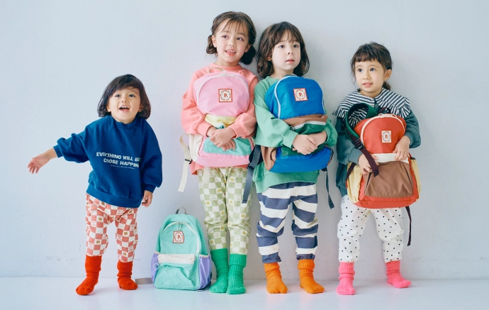 リュックサックを持った子供モデル4人組の画像