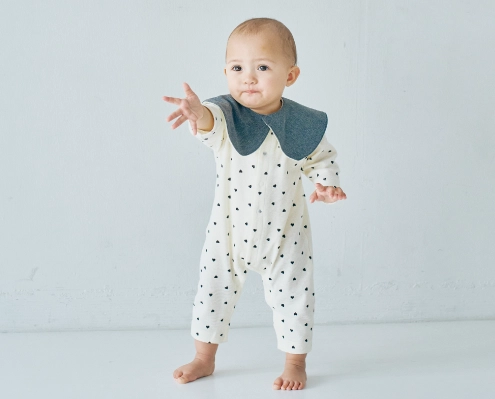 水玉のロンパスを着用したベビーモデルの画像