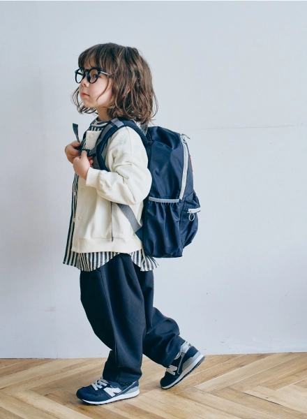 リュックサックを背負ったモデルの画像