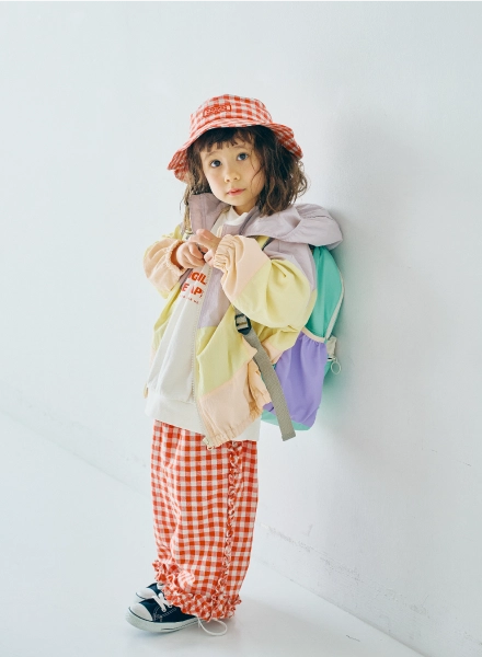 リュックサックを背負ったモデルの画像