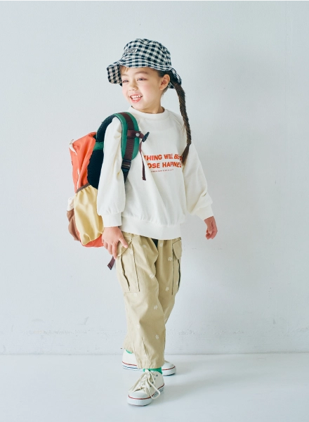 リュックサックを背負ったモデルの画像