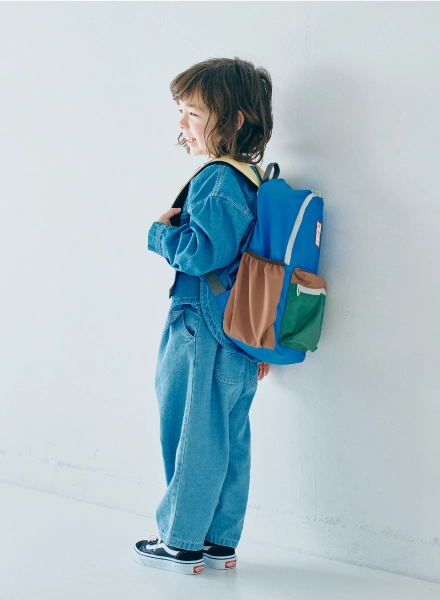 リュックサックを背負ったモデルの画像