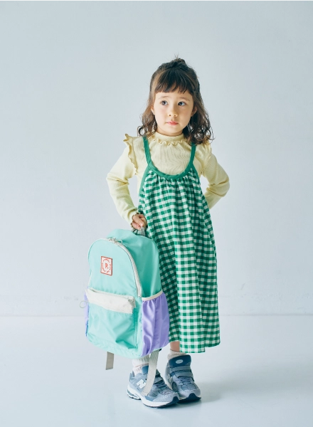 リュックサックを背負ったモデルの画像