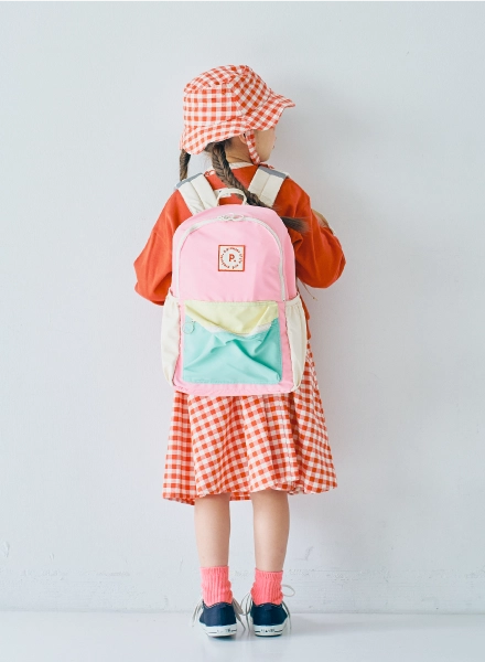 リュックサックを背負ったモデルの画像