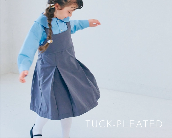 TUCK-PLEATED　p.premier ピードットプルミエのグレーのフォーマルスタイル　ジャンパースカートで女の子におすすめ